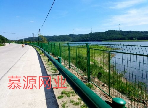 高速公路常用隔離網(wǎng)：公路隔離網(wǎng)、防炫目網(wǎng)、護(hù)欄板