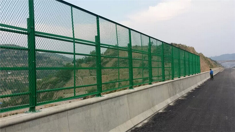 公路護欄網(wǎng)用處及運用規(guī)模